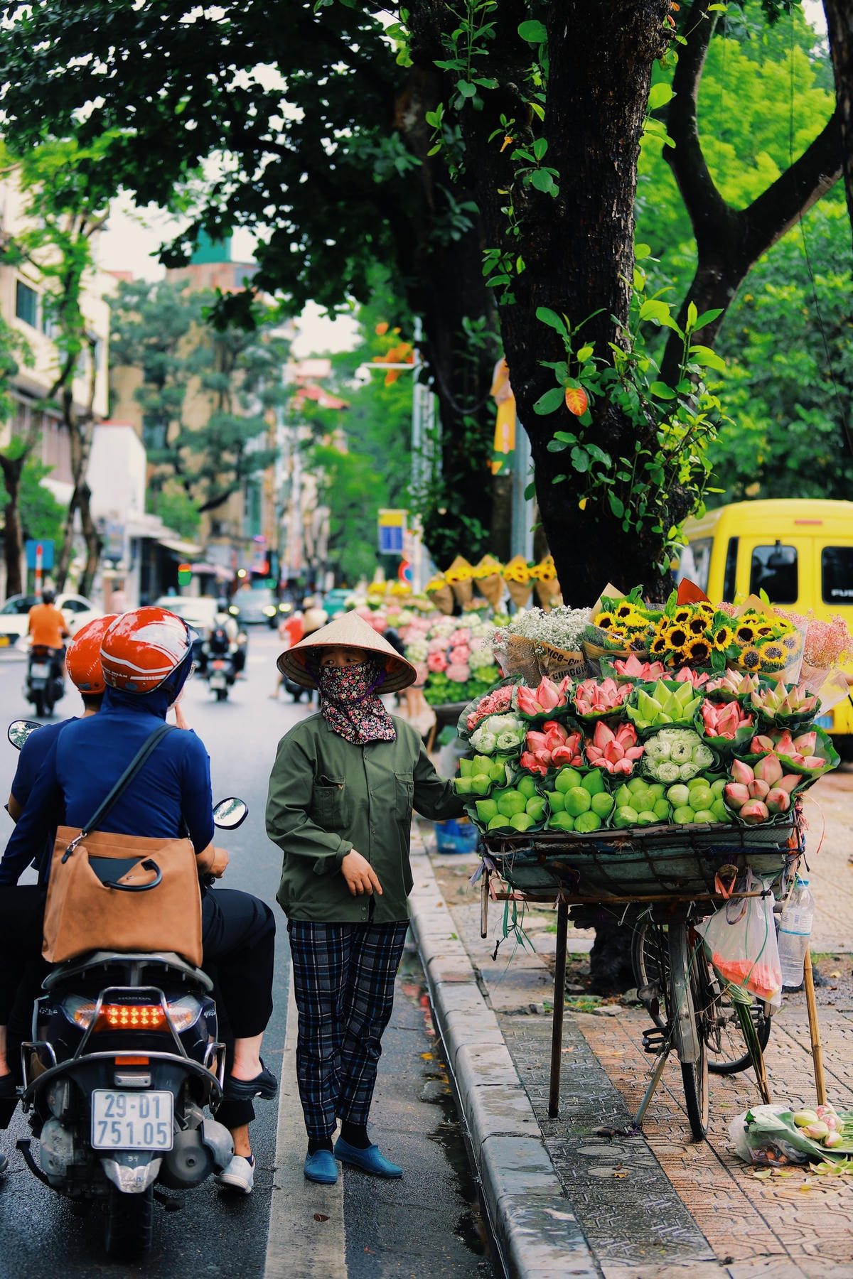 Phương thức vận chuyển hoa vào phố cũng đa dạng, từ xe gắn máy đến xe đạp và cả gánh bộ. Nhưng cho dù bằng cách nào, các cô cũng vất vả, khổ nhọc dậy sớm lấy hoa tận chợ hoa Quảng Bá bên Tây Hồ. Ảnh: Hoàng Đỗ.  
