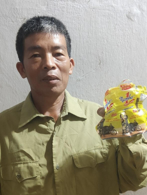 Ông T.V.T và nhãn chai Number 1 mà ông đã xé nhãn tham gia chương trình.