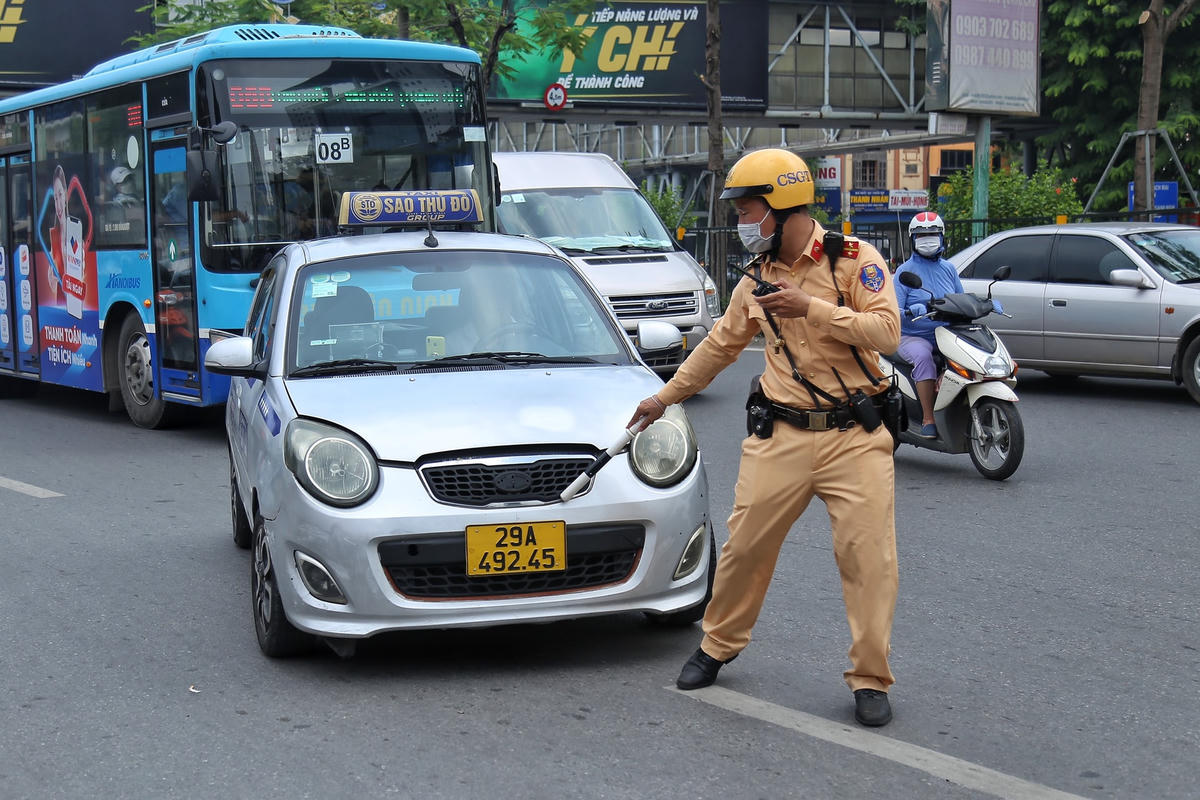 Chỉ sau vài phút ra quân lực lượng chức năng tiếp tục phát hiện các trường hợp sai phạm.