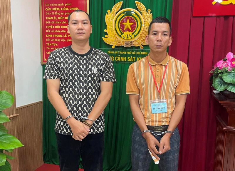 Bị can Ngô Sĩ Linh (bên phải) và đồng phạm tại cơ quan điều tra.