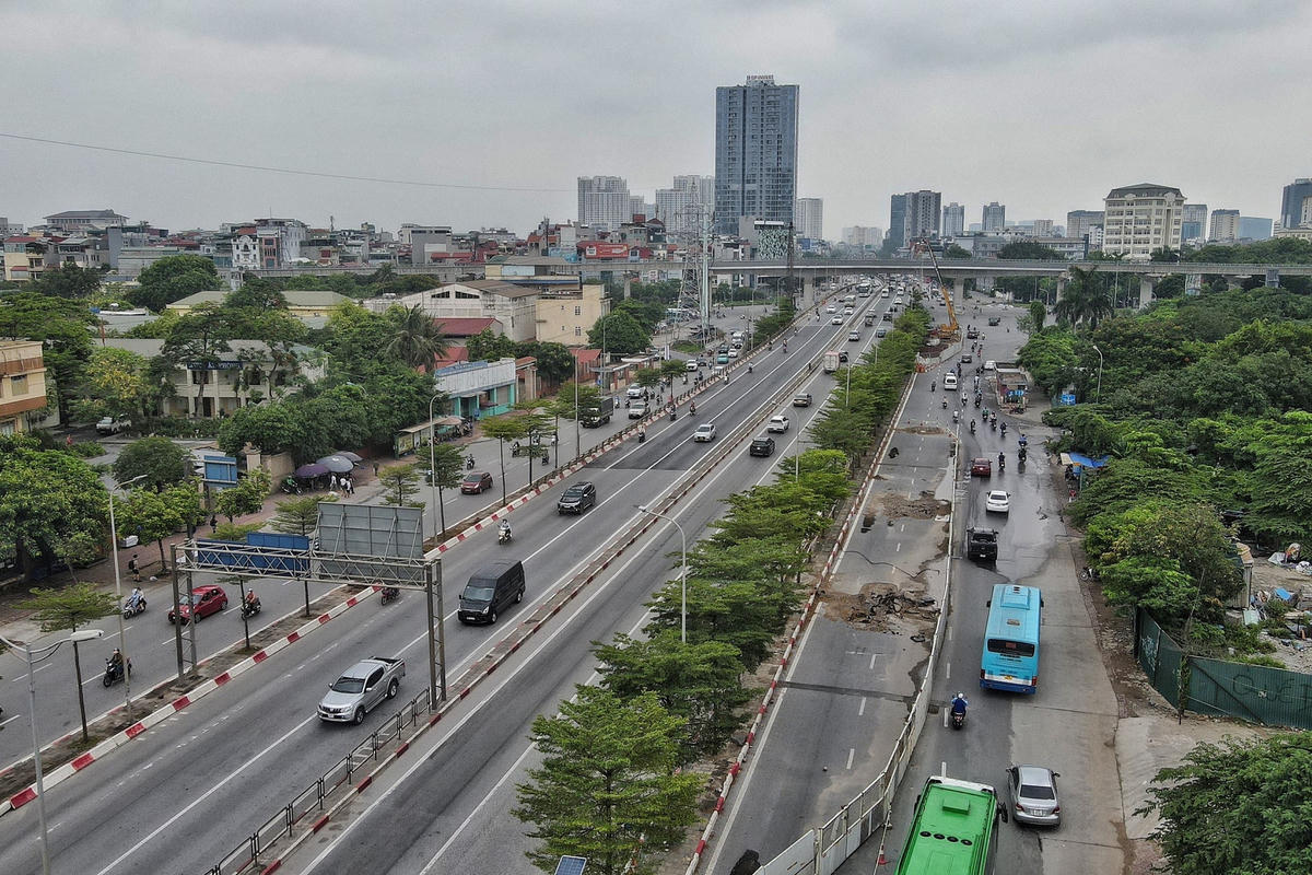 Cùng đó, chỉ đạo các sở, ban, ngành và các cơ quan liên quan khẩn trương cấp phép di dời, chặt hạ cây bóng mát trong phạm vi thi công của dự án để Ban quản lý dự án Thăng Long có cơ sở thực hiện.