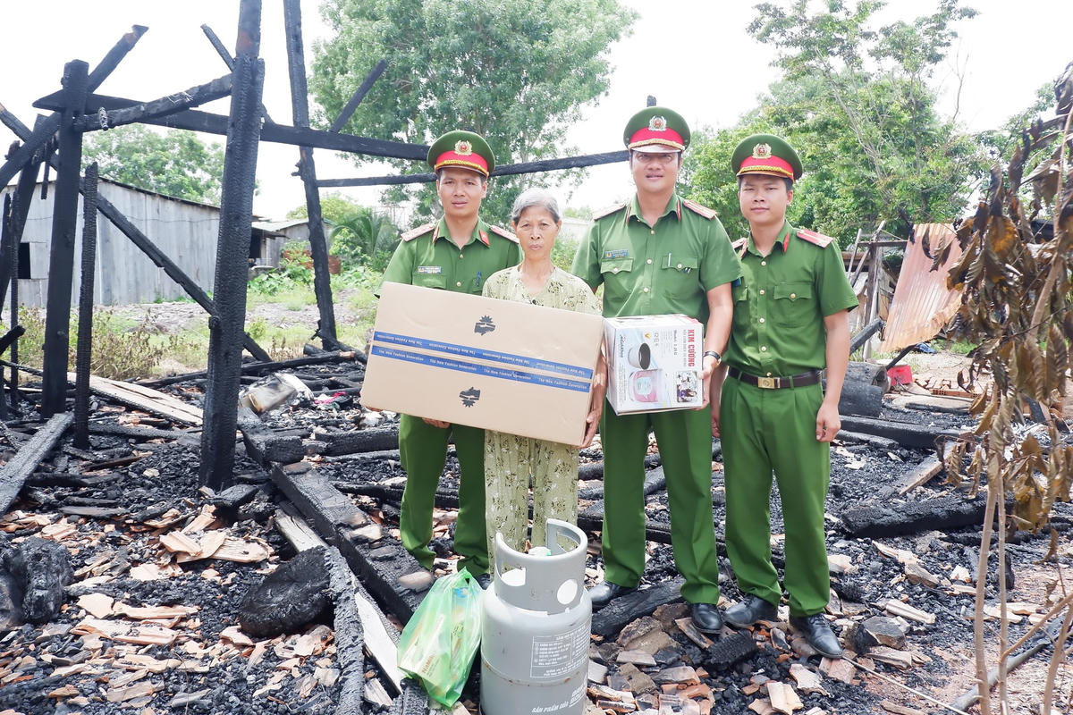 Công an xã Ea Huar đã chủ động đóng góp 1 ngày lương để mua các vật dụng cần thiết phục vụ sinh hoạt như: bếp và bình ga, nồi cơm điện và một số vật dụng khác. 