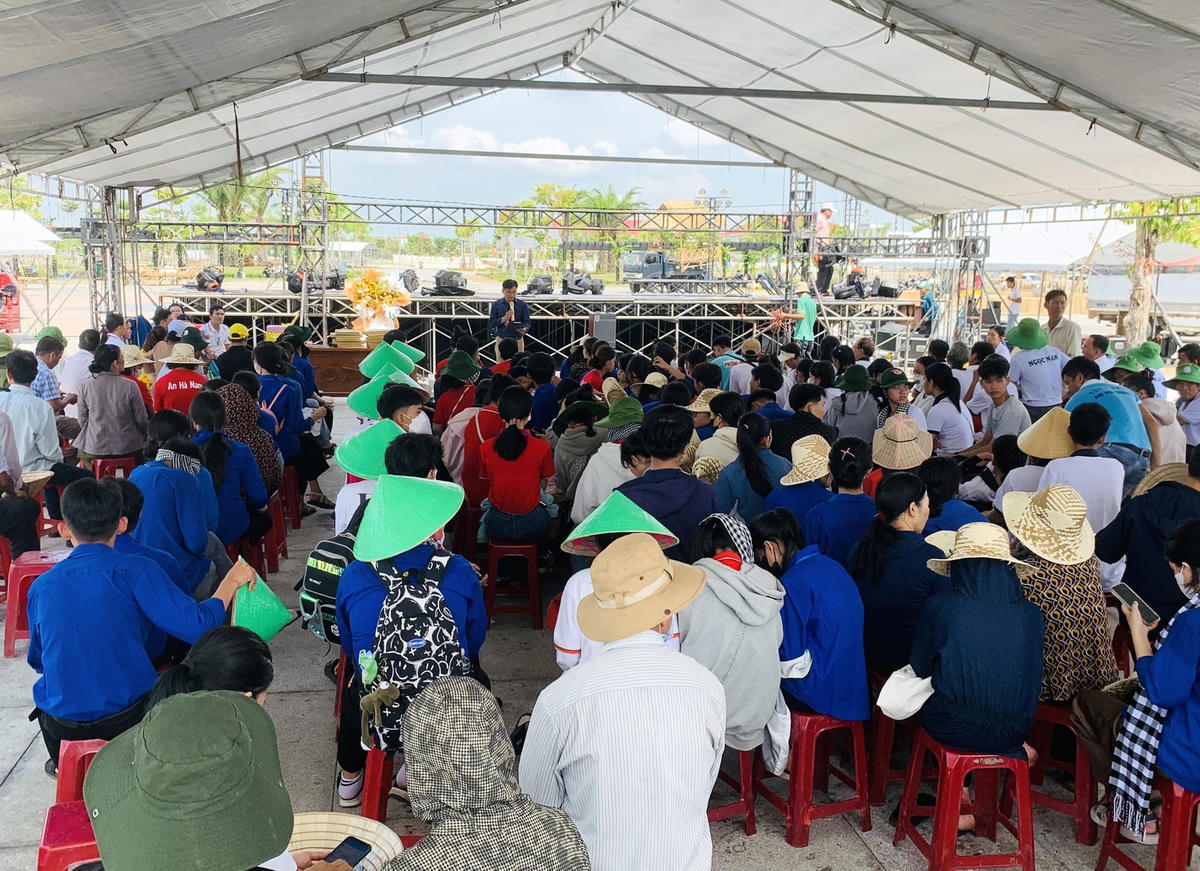 Đông đảo người dân tham gia hội trại.