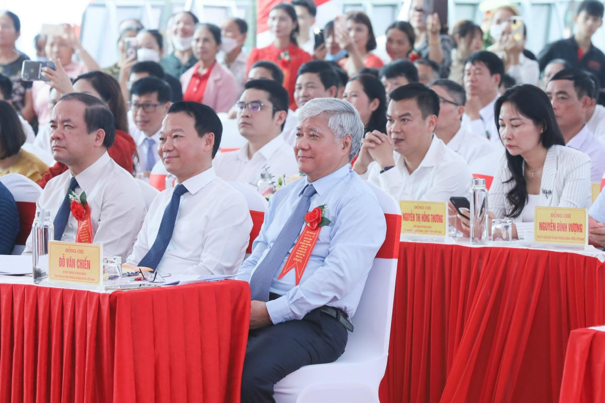 Chủ tịch Đỗ Văn Chiến và các đại biểu dự Lễ công bố xã Quy Mông, huyện Trấn Yên, tỉnh Yên Bái đạt chuẩn nông thôn mới nâng cao.