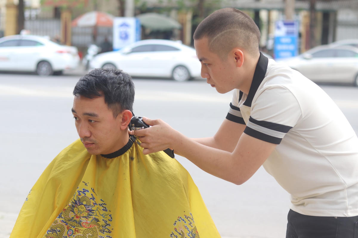 Anh Thịnh và các thành viên trong nhóm mong muốn, thông qua hoạt động cắt tóc miễn phí, có thể truyền cảm hứng cho bạn trẻ rằng, dù có làm công việc gì thì cũng có thể đóng góp một phần để giúp đỡ lẫn nhau, hướng tới một xã hội tốt đẹp hơn.