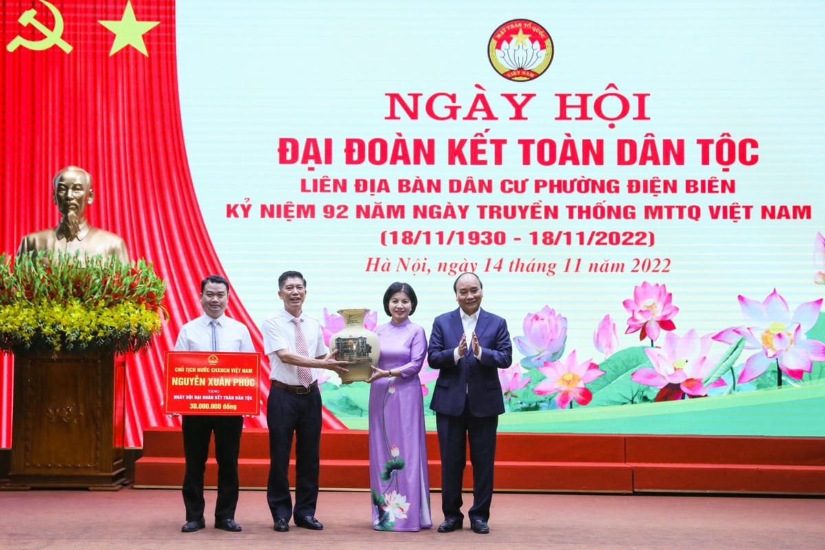 Chủ tịch nước Nguyễn Xuân Phúc tặng quà phường Điện Biên.