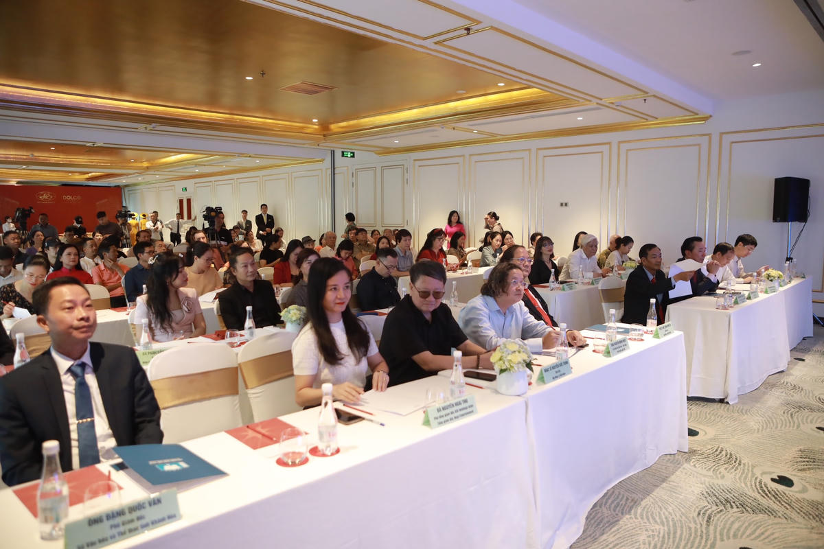 Quang cảnh buổi họp báo. 