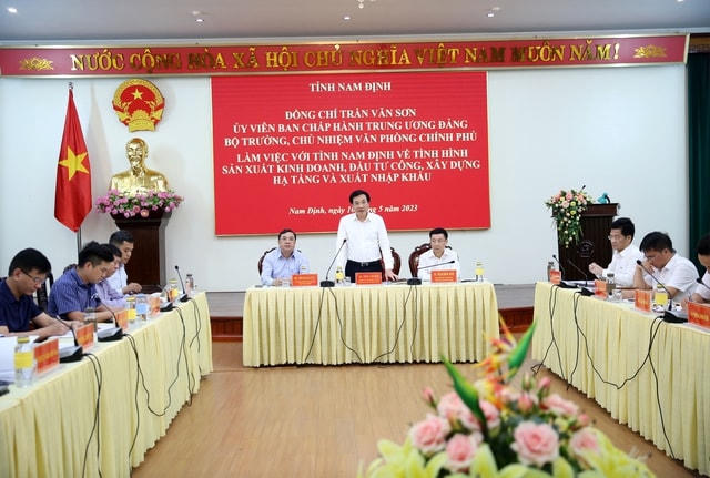 Bộ trưởng, Chủ nhiệm Văn phòng Chính phủ Trần Văn Sơn làm việc với lãnh đạo tỉnh Nam Định chiều ngày 10/5. Ảnh: VGP.