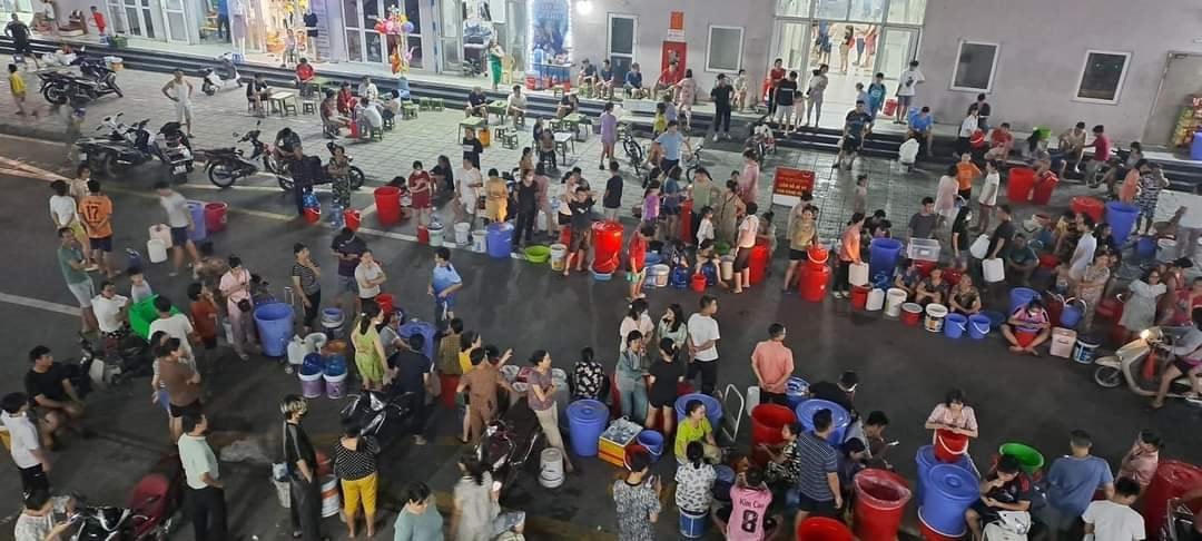 Người dân khu đô thị Thanh Hà (Hà Nội) mong ngóng từng xô nước sạch.