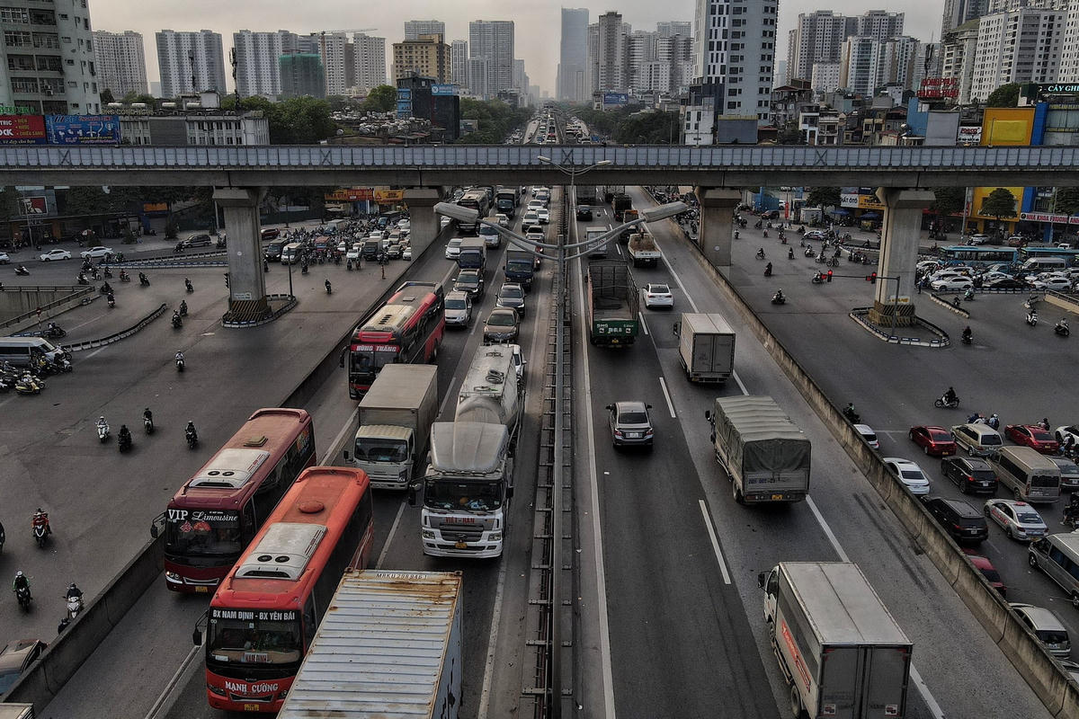 Thậm chí, một số phương tiện lấn làn di chuyển vào làn dừng khẩn cấp gây ảnh hưởng lớn đến các phương tiện khác.