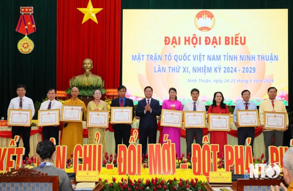 Ông Trần Quốc Nam, Phó Bí thư Tỉnh ủy, Chủ tịch UBND tỉnh trao bằng khen cho các tập thể có thành tích xuất sắc trong đợt thi đua cao điểm chào mừng Đại hội MTTQ các cấp nhiệm kỳ 2024-2029. Ảnh: Văn Nỷ.