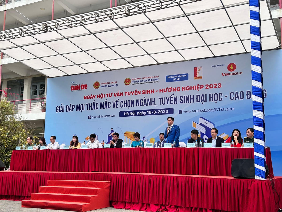 Đại diện Bộ GDĐT, các chuyên gia tư vấn tuyển sinh tại Ngày hội tư vấn tuyển sinh - hướng nghiệp 2023.