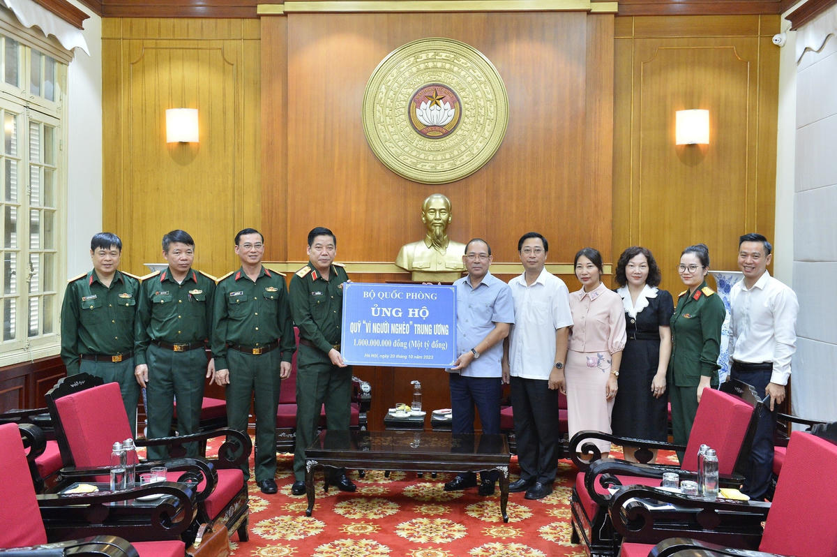 Phó Chủ tịch UBTƯ MTTQ Việt Nam Hoàng Công Thủy tiếp nhận ủng hộ Quỹ "Vì người nghèo" Trung ương từ Bộ Quốc phòng. Ảnh: Minh Đức/TTXVN.