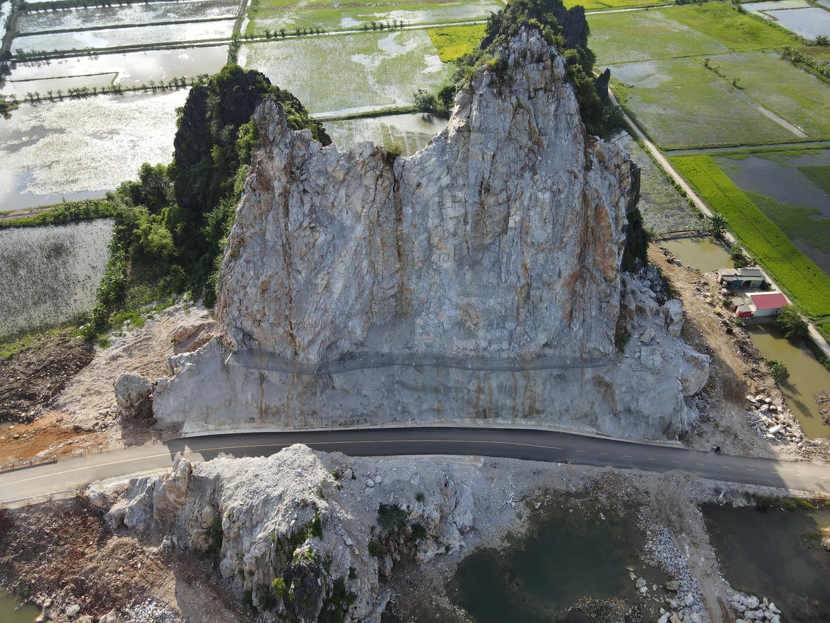 Người dân địa phương mong muốn, phía đơn vị thi công sớm có biện pháp để xử lý nguy cơ sạt tại khu vực này.