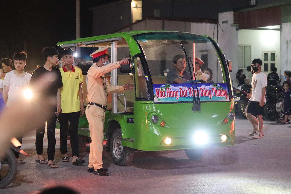 [ẢNH] Hàng vạn người đổ về lễ hội du lịch biển Hải Tiến