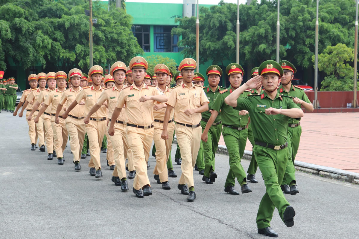 Các đơn vị nghiệp vụ Công an quận Nam Từ Liêm thực hiện điều lệnh trong đợt tập huấn.