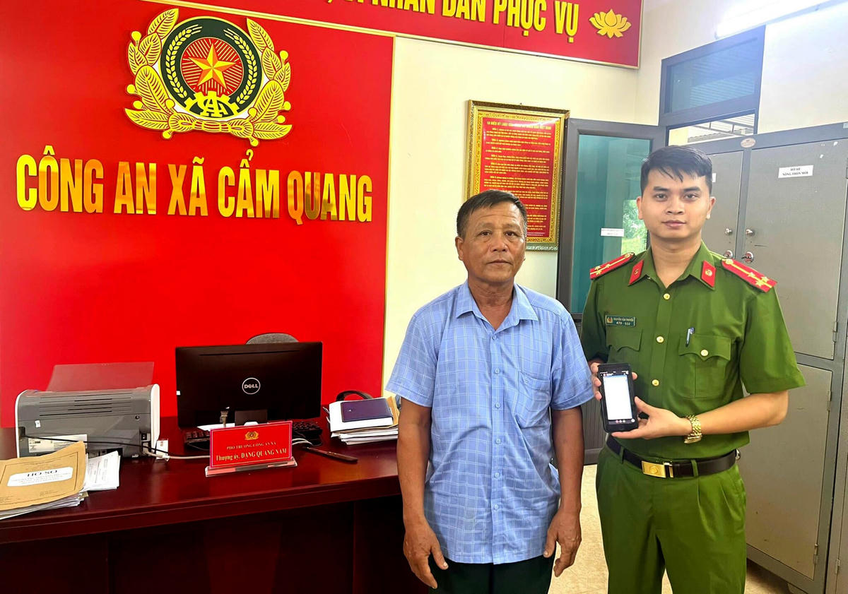 Công an xã phối hợp cùng đại điện Công ty vận tải Mận Vũ trả lại tiền cho người đánh rơi.