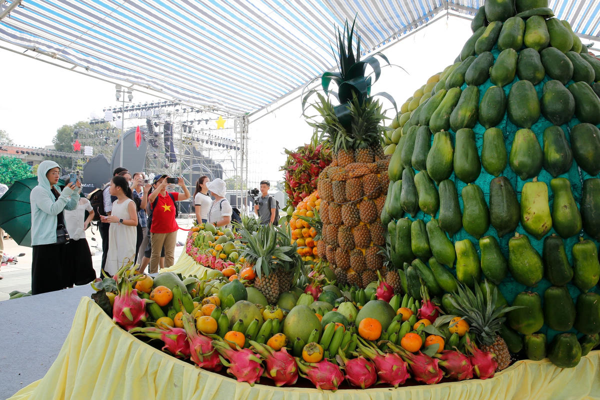 Mâm cỗ Trung thu này được trưng bày tại quảng trường Nguyễn Tất Thành.