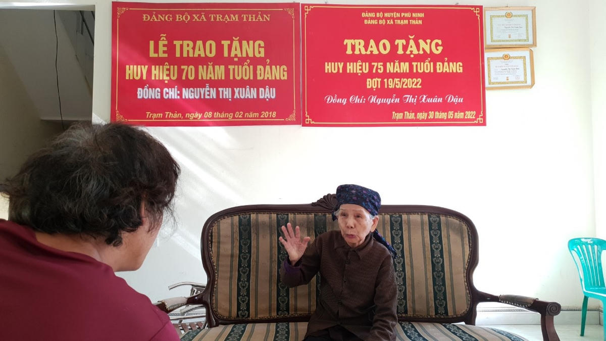 Cụ Nguyễn Thị Xuân Dậu, 96 tuổi, cựu chỉ huy nữ trung đội du kích Trạm Thản kể lại trận đánh năm xưa.  