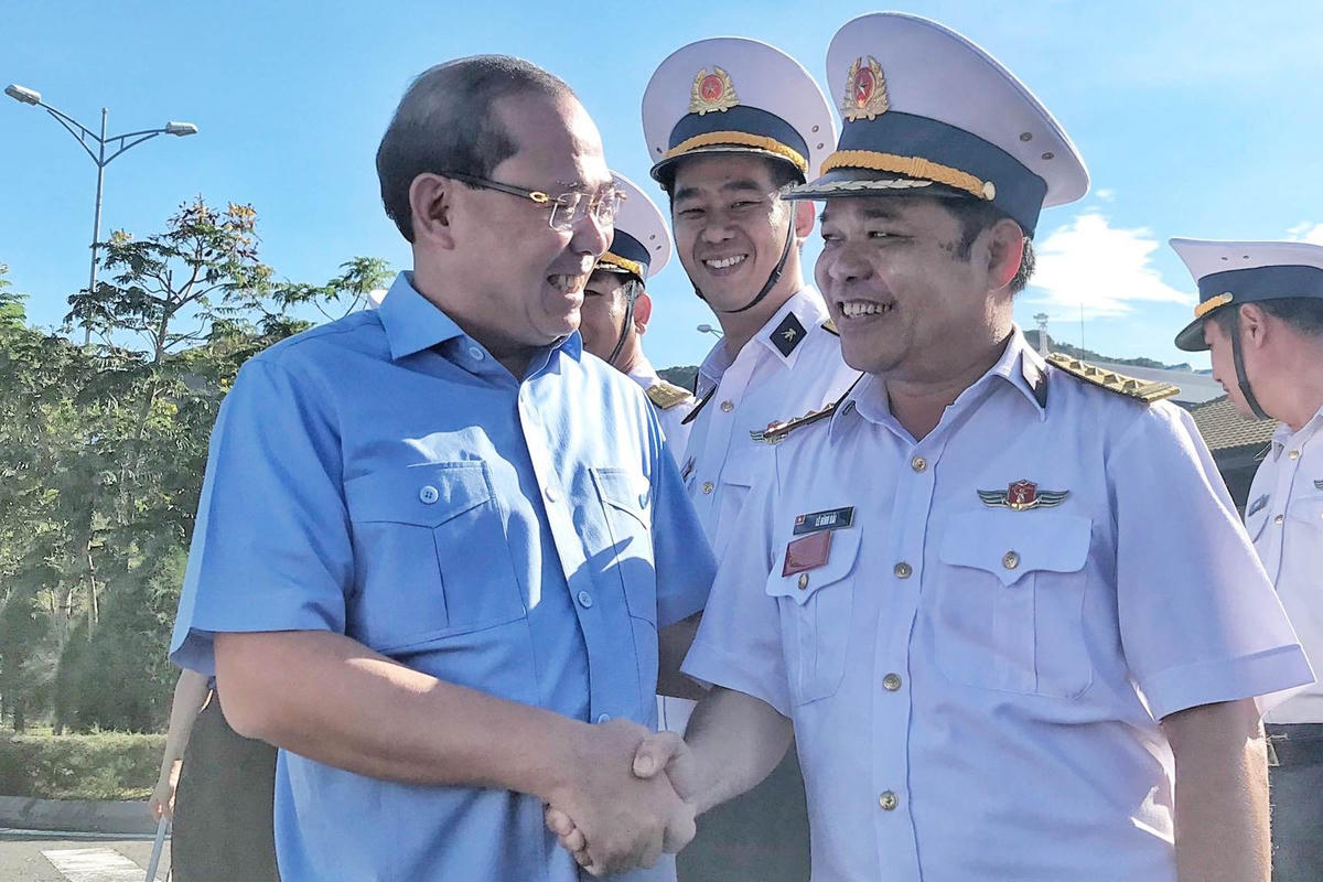 Phó Chủ tịch UBTƯ MTTQ Việt Nam Hoàng Công Thủy cùng các sĩ quan hải quân.