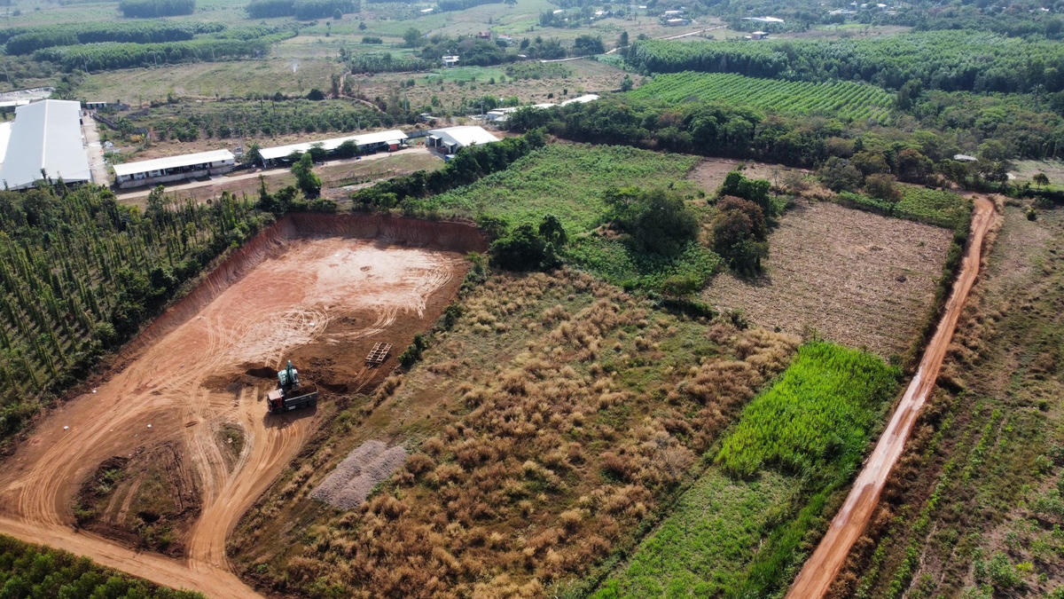 Thửa đất với  diện tích 2.000m2 đã bị san hạ phẳng phiu. Ảnh: Mạnh Thìn.