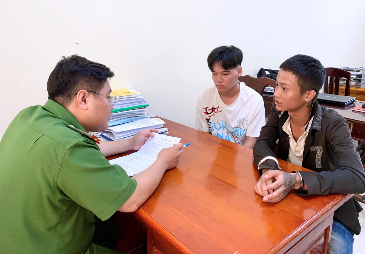 Các đối tượng tại cơ quan Công an.