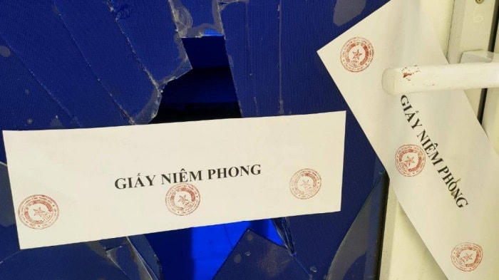 Căn phòng phía sau Hội trường xã Thành Mỹ, được cho là nơi phát hiện vụ lùm xùm đã được niêm phong.