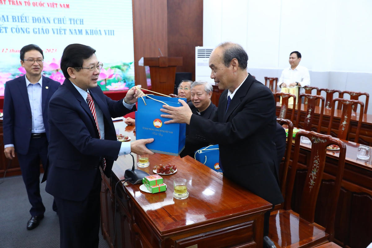 Phó Chủ tịch Nguyễn Hữu Dũng tặng quà lưu niệm cho Đoàn Chủ tịch Trung ương Ủy ban Đoàn kết Công giáo Việt Nam. Ảnh: Minh Đức/TTXVN.