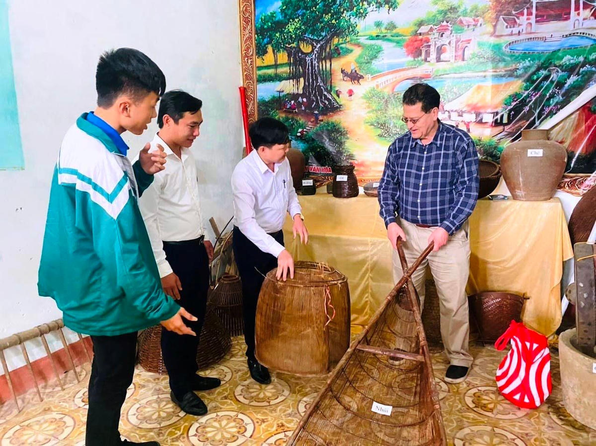 GS.TS Gardiner tham quan Nhà văn hóa cộng đồng - Ngôi nhà trí tuệ ở huyện miền núi Hương Sơn (Hà Tĩnh).