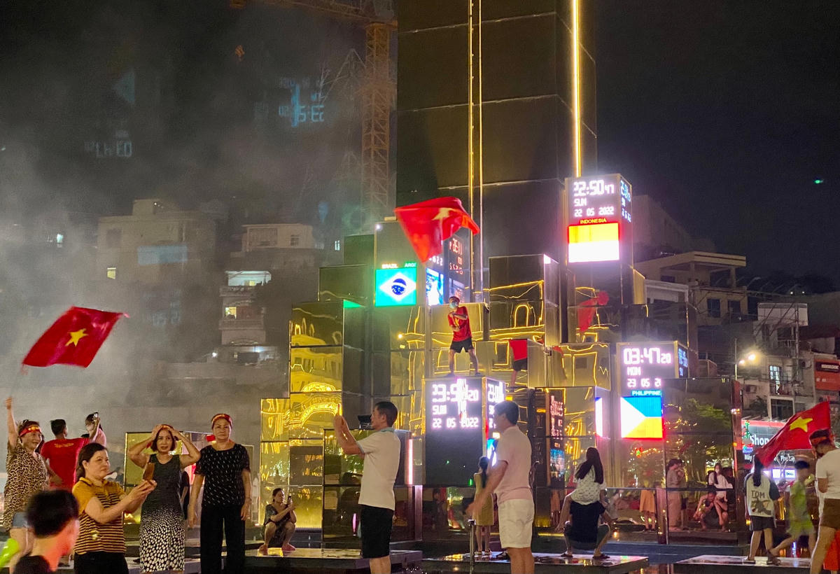 [ẢNH] Người hâm mộ đất Mỏ tràn ra đường mừng U23 Việt Nam vô địch