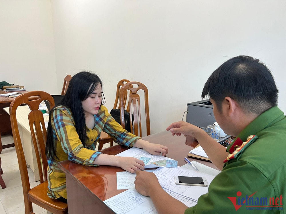 Đối tượng Ninh Thị Vân Anh tại cơ quan điều tra. Ảnh: Lê Huân.