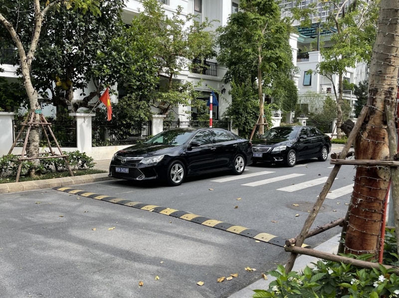 Nhiều xe của cơ quan chức năng đỗ gần nhà ông Chu Ngọc Anh. Ảnh: CAND.