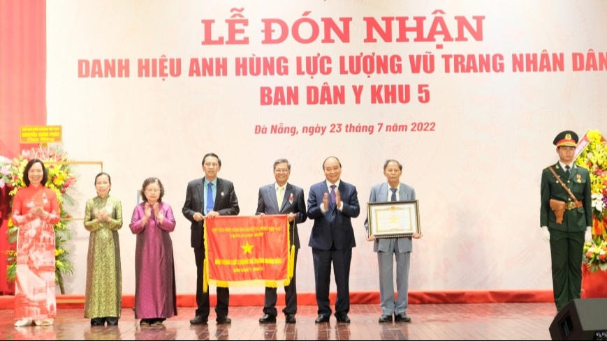 Chủ tịch nước Nguyễn Xuân Phúc trao Danh hiệu Anh hùng Lực lượng vũ trang nhân dân tặng Ban Dân Y Khu 5. Ảnh: TTXVN.  