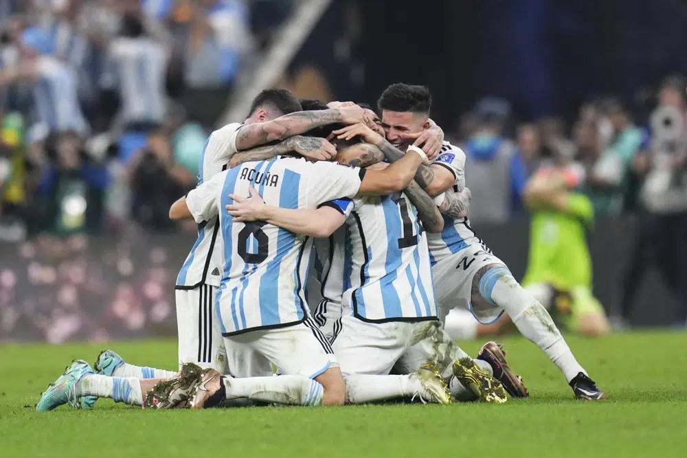 Các cầu thủ Argentina không thể kìm chế được niềm hạnh phúc khi lần thứ 3 vô địch World Cup. Ảnh: AP.