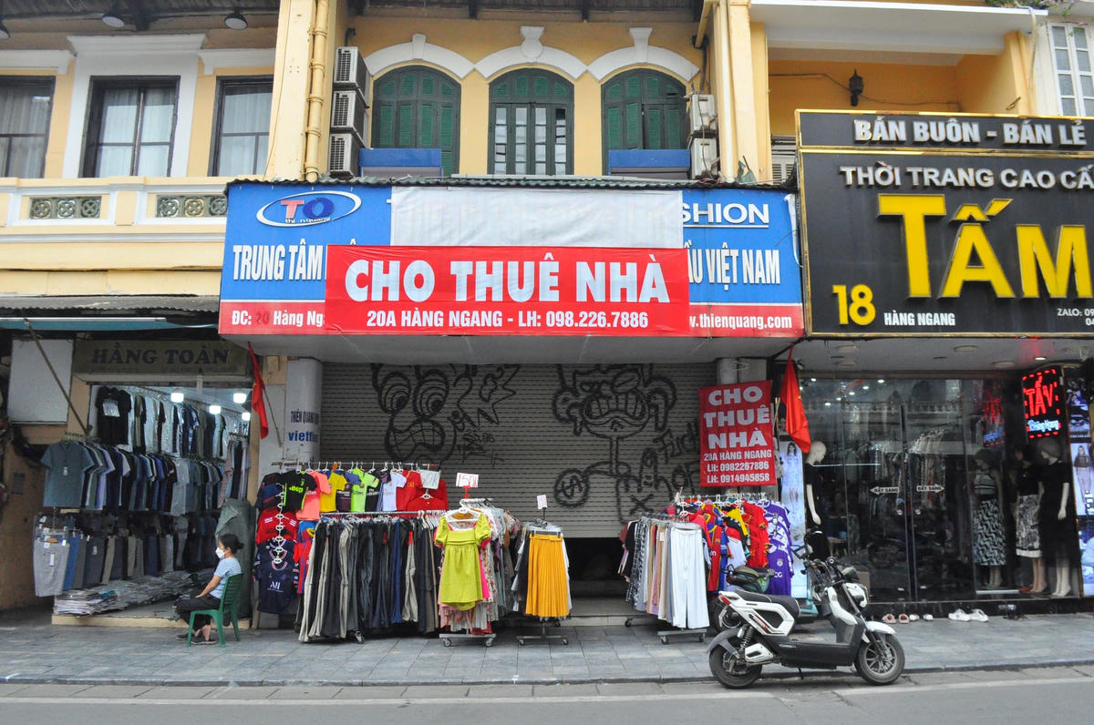 Ròng rã suốt gần 1 năm treo biển cho thuê mặt bằng trên phố Hàng Ngang của bà Nguyễn Thị Tuyết Lan cũng rơi vào cảnh ế ẩm tương tự. Theo bà Lan, dù đã giảm giá đến "kịch sàn" nhưng khách hàng vẫn chê đắt.
