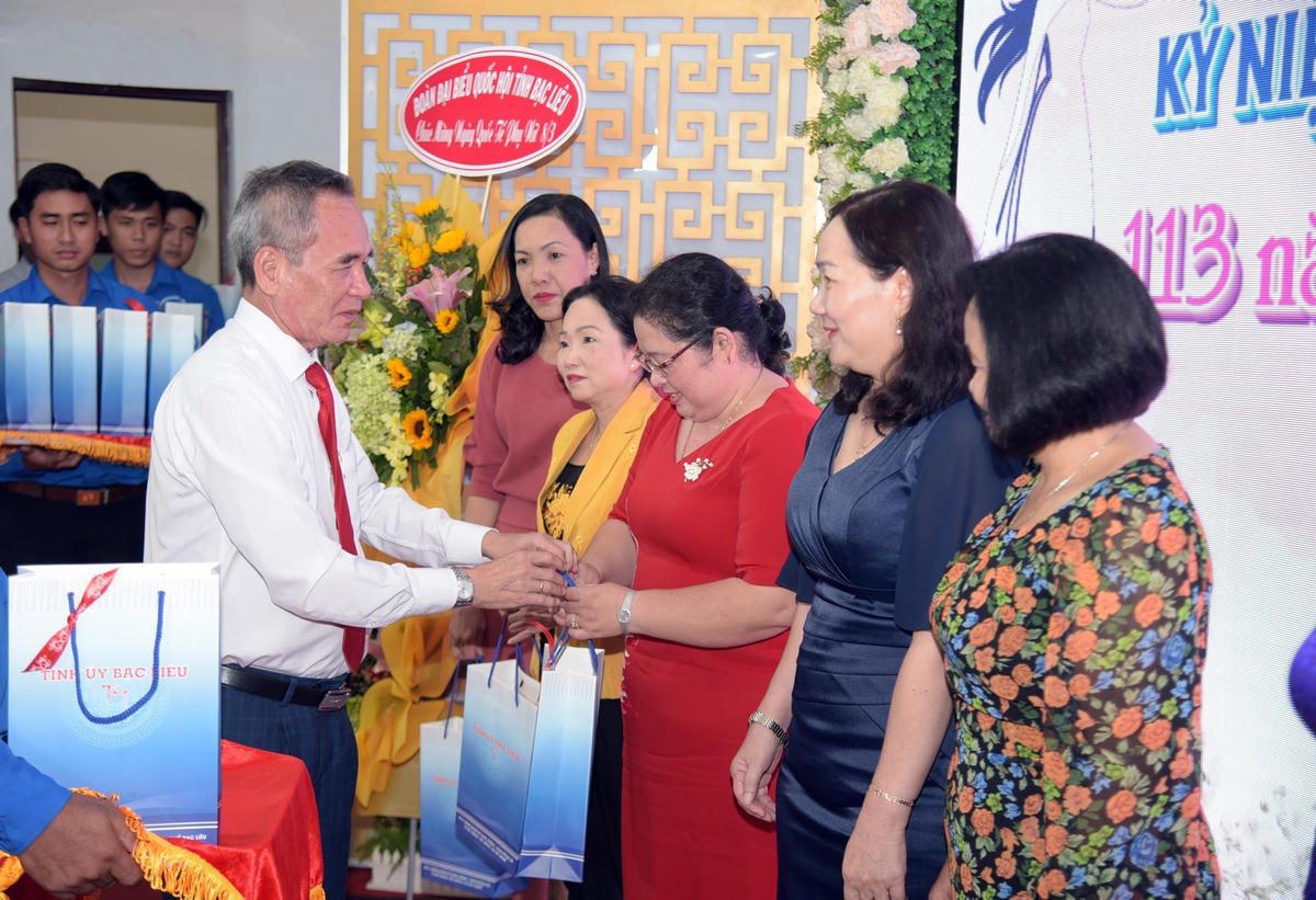 Lãnh đạo tỉnh Bạc Liêu tặng quà cho cán bộ nữ nhân kỷ niệm ngày Quốc tế Phụ nữ.