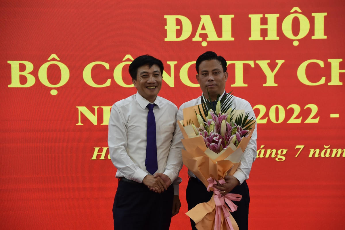 Ông Nguyễn Văn Thịnh (bên trái), Phó Bí thư Đảng ủy cơ quan Trung ương MTTQ Việt Nam tặng hoa chúc mừng ông Nguyễn Văn Đức, Chủ tịch Công ty Chấn Hưng được bầu giữ chức Bí thư Chi bộ.