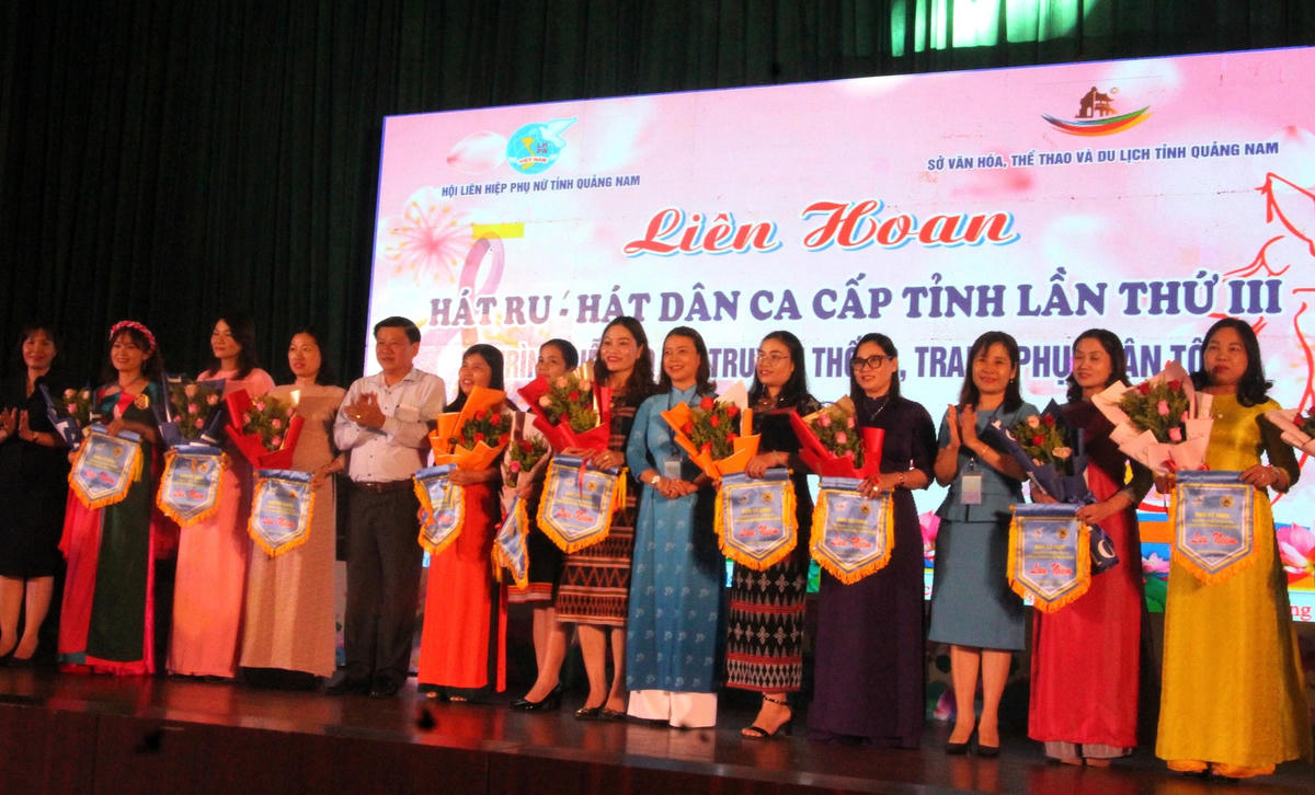Lãnh đạo tỉnh Quảng Nam tặng hoa cho 22 đội tham dự Liên hoan.