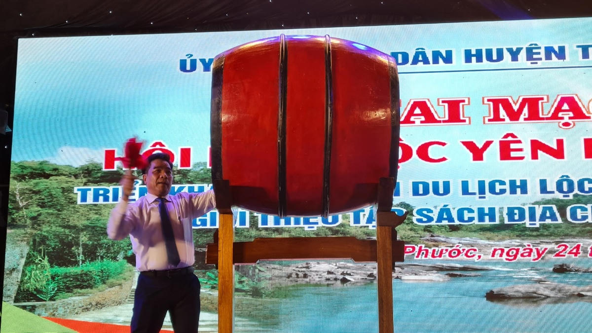 Ông Lê Văn Dũng đánh trống khai mạc Hội làng Lộc Yên lần 2.