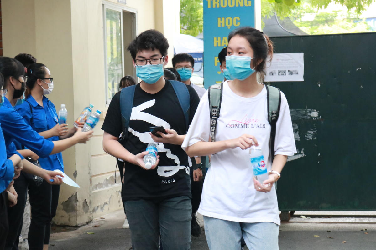 Thí sinh hoàn thành kỳ thi tốt nghiệp THPT.