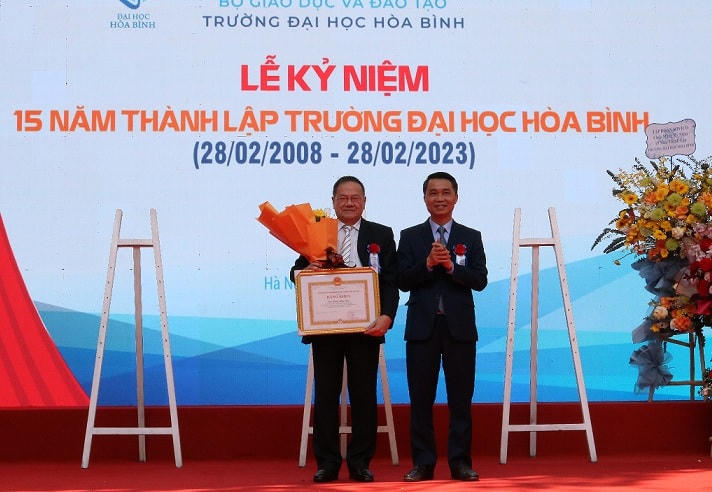 Trường Đại học Hòa Bình vinh dự được nhận Bằng khen cho tập thể, cá nhân của UBND TP Hà Nội.