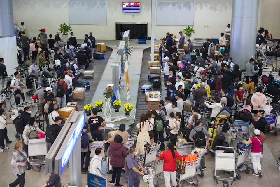 Sân bay Tân Sơn Nhất luôn trong tình trạng quá tải.
