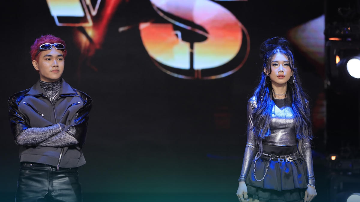 CAPTAIN và UMIE (phải) trình diễn "Baby gọi cho anh".