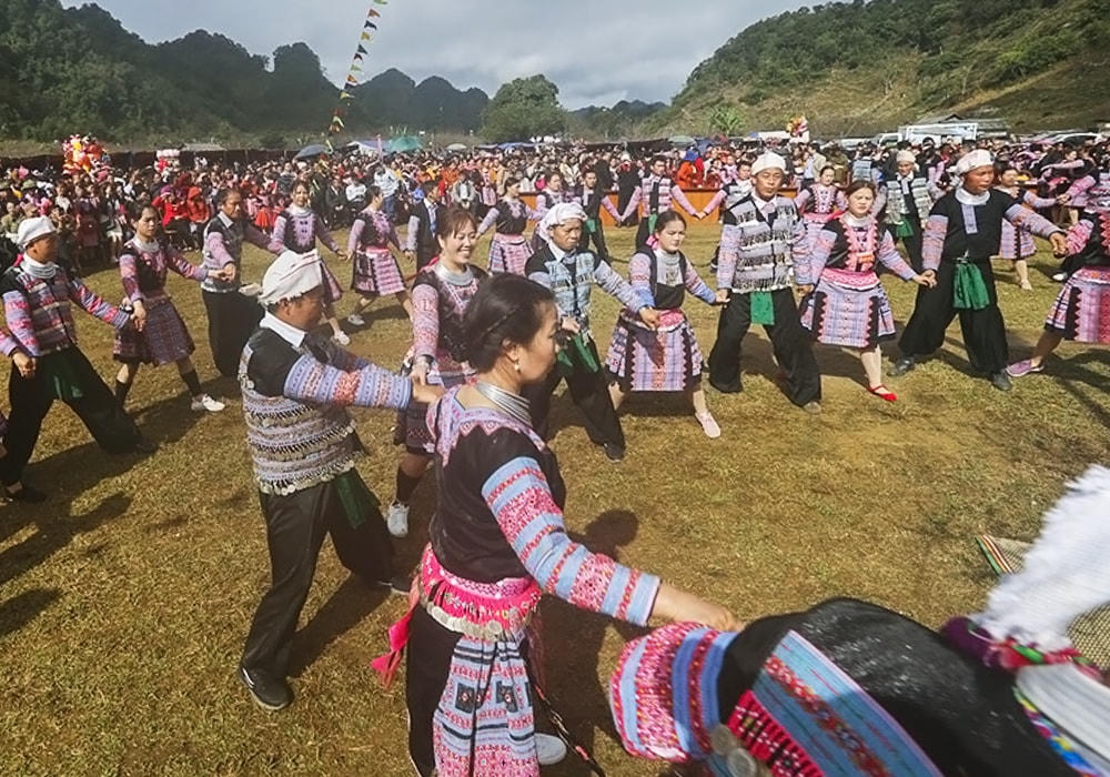Những lời ca, điệu múa, trò chơi dân gian, những bộ trang phục truyền thống dân tộc Mông đã giúp cho ngày hội Đại đoàn kết các khu dân cư xã Pà Cò trở nên vui tươi, ý nghĩa hơn.