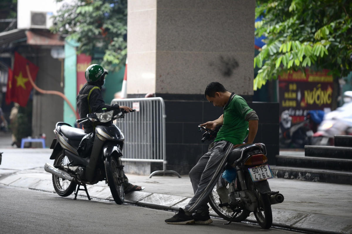 Tài xế đã có mặt từ rất sớm, chọn ví trí thuận lợi để đón khách rời ga.