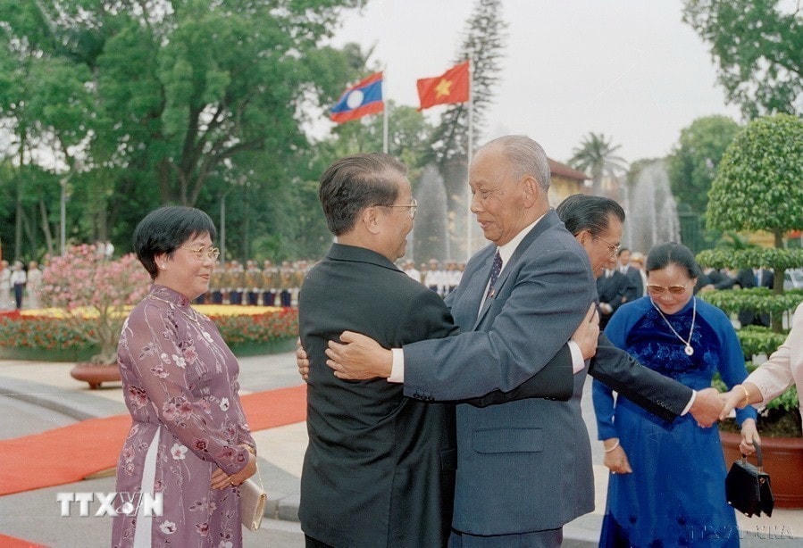 Chủ tịch nước Trần Đức Lương đón Chủ tịch Đảng, Chủ tịch nước Lào Khamtay Siphandone thăm hữu nghị chính thức Việt Nam (2002). (Ảnh: Đức Tám/TTXVN)