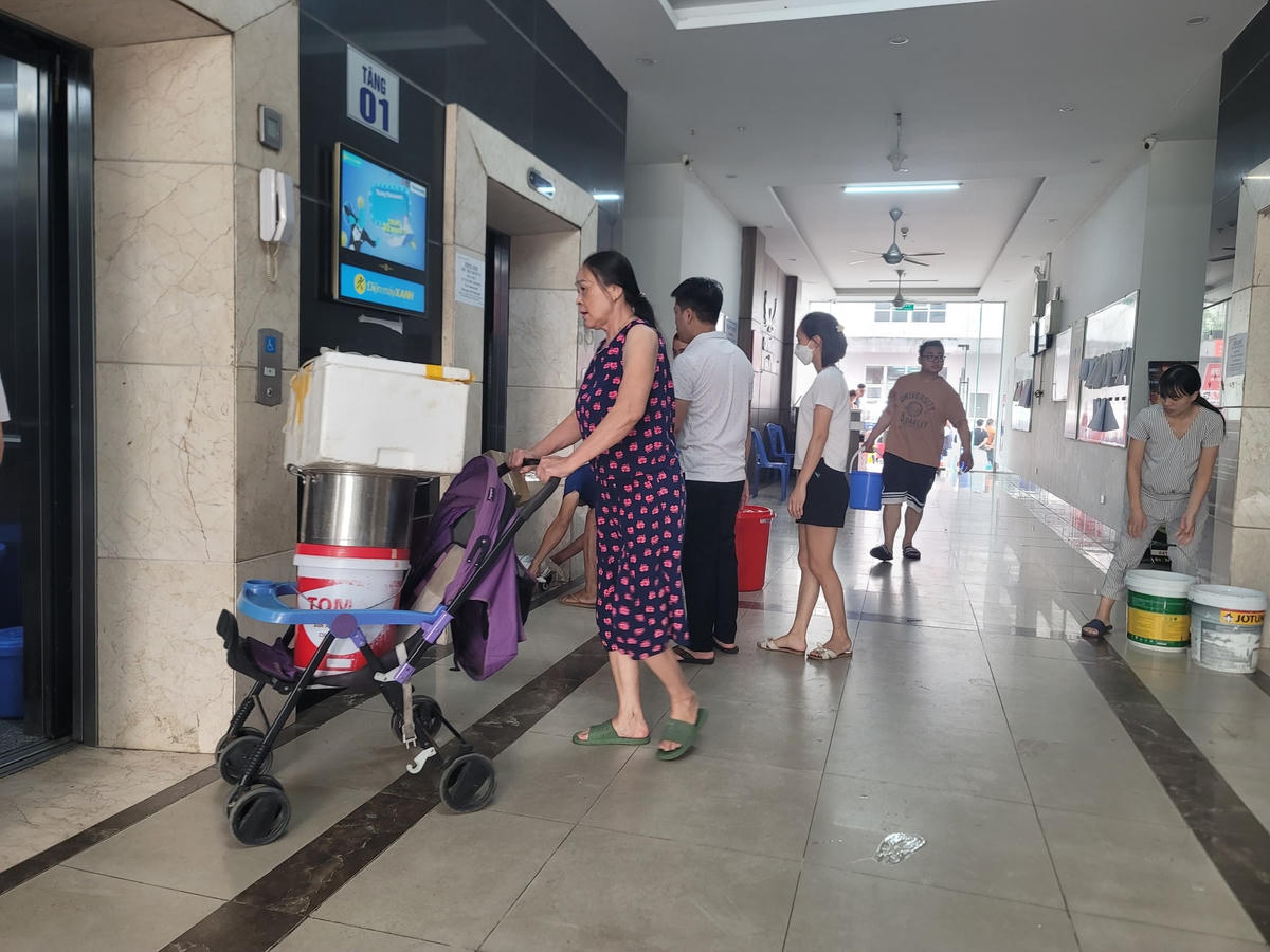 [ẢNH] Hà Nội: Người dân nghỉ làm, chờ hàng giờ đồng hồ mới lấy được xô nước 