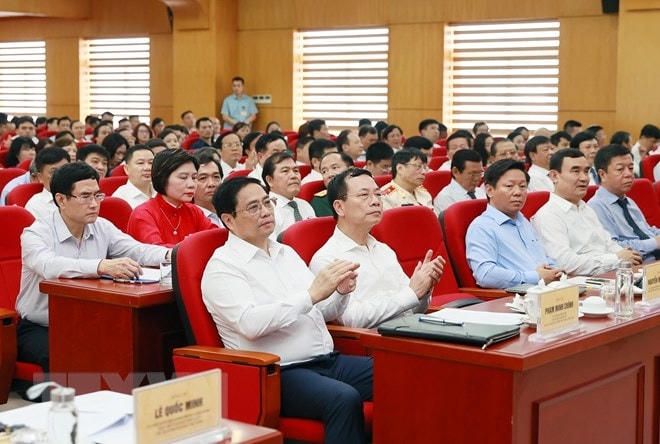 Thủ tướng Phạm Minh Chính và các đại biểu tham dự buổi làm việc với Hội Nhà báo Việt Nam. (Ảnh: Dương Giang/TTXVN).