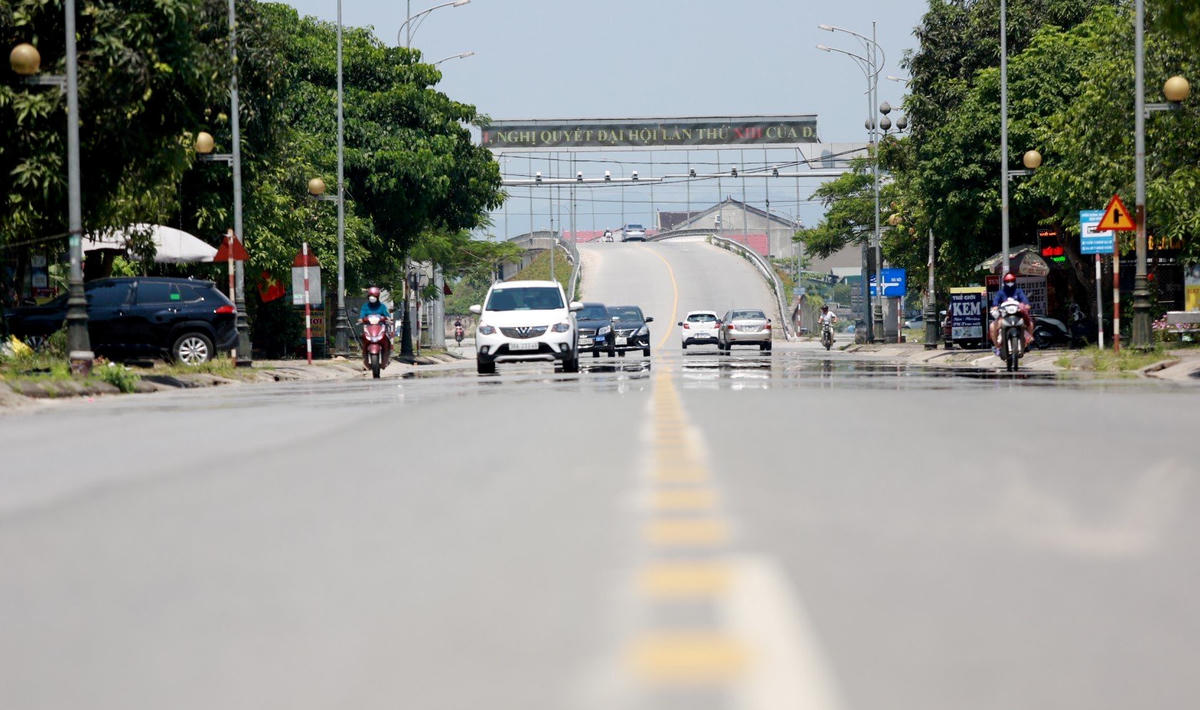 Mặt đường nhựa hấp thụ ánh sáng mặt trời mạnh nên rất nóng. Lượng nhiệt này sau đó bức xạ trở lại làm nóng những lớp không khí trên mặt đường.