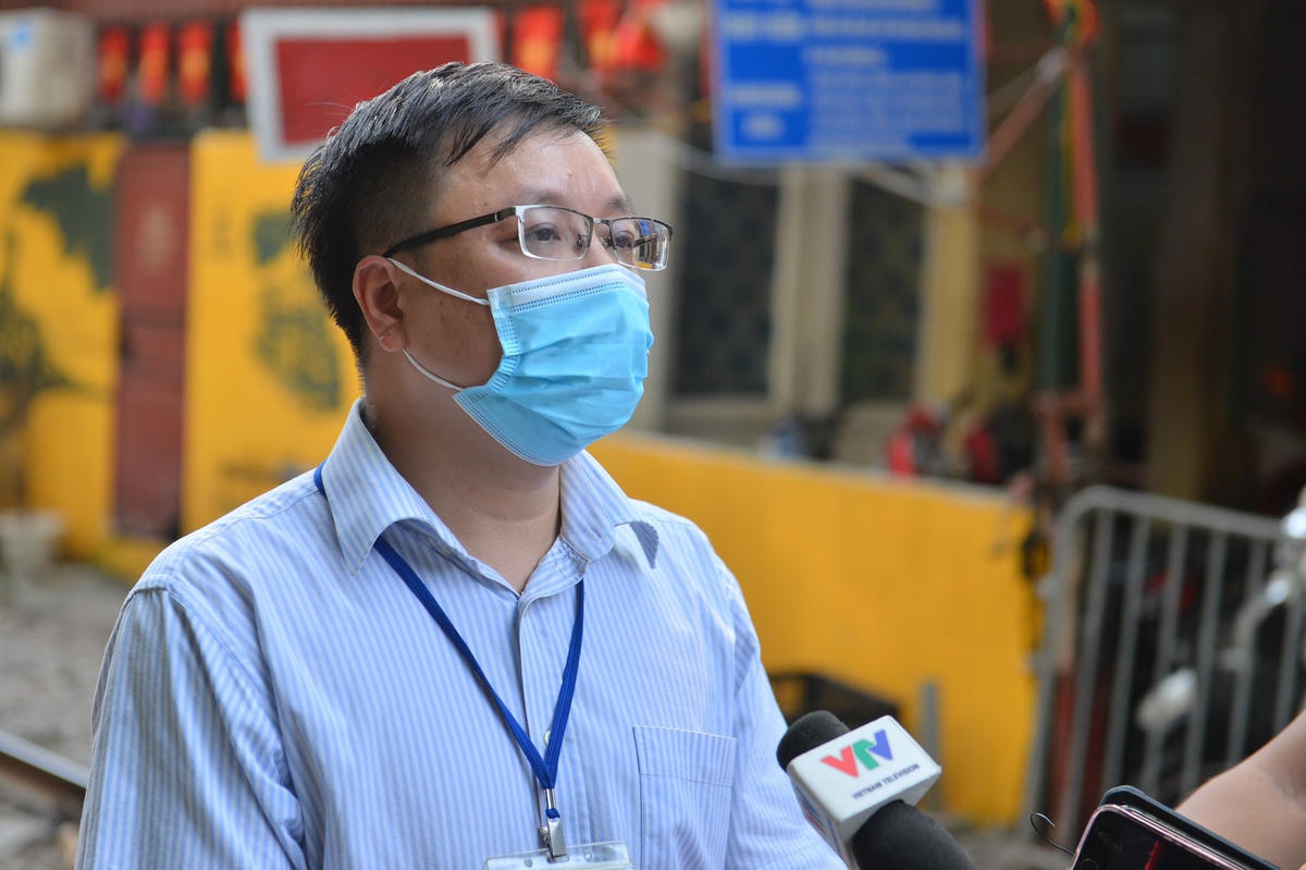 Sáng nay, ông Đinh Bá Hưng, Phó Chủ tịch UBND phường Hàng Bông dã trực tiếp có mặt để chỉ đạo công tác rào chắn. "Từ dịp lễ 2-9, người dân và du khách tập trung đông đúc tại khu phố, tiềm ẩn nhiều nguy cơ, buộc chính quyền địa phương lên phương án đảm bảo an ninh trật tự", ông Hưng cho biết.